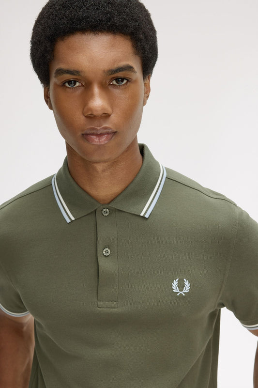 M3600 The Twin Tipped Fred Perry Shirt (Laurel Wreath Green / Ecru / Dusky Blue)
